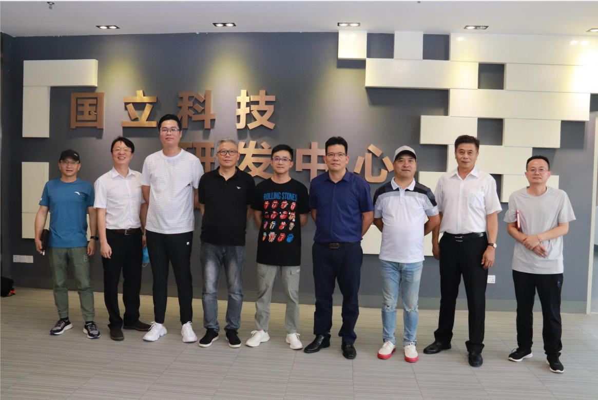安踏研發(fā)副總裁王有承率公司創(chuàng)新部高工、資深設計師參訪我司