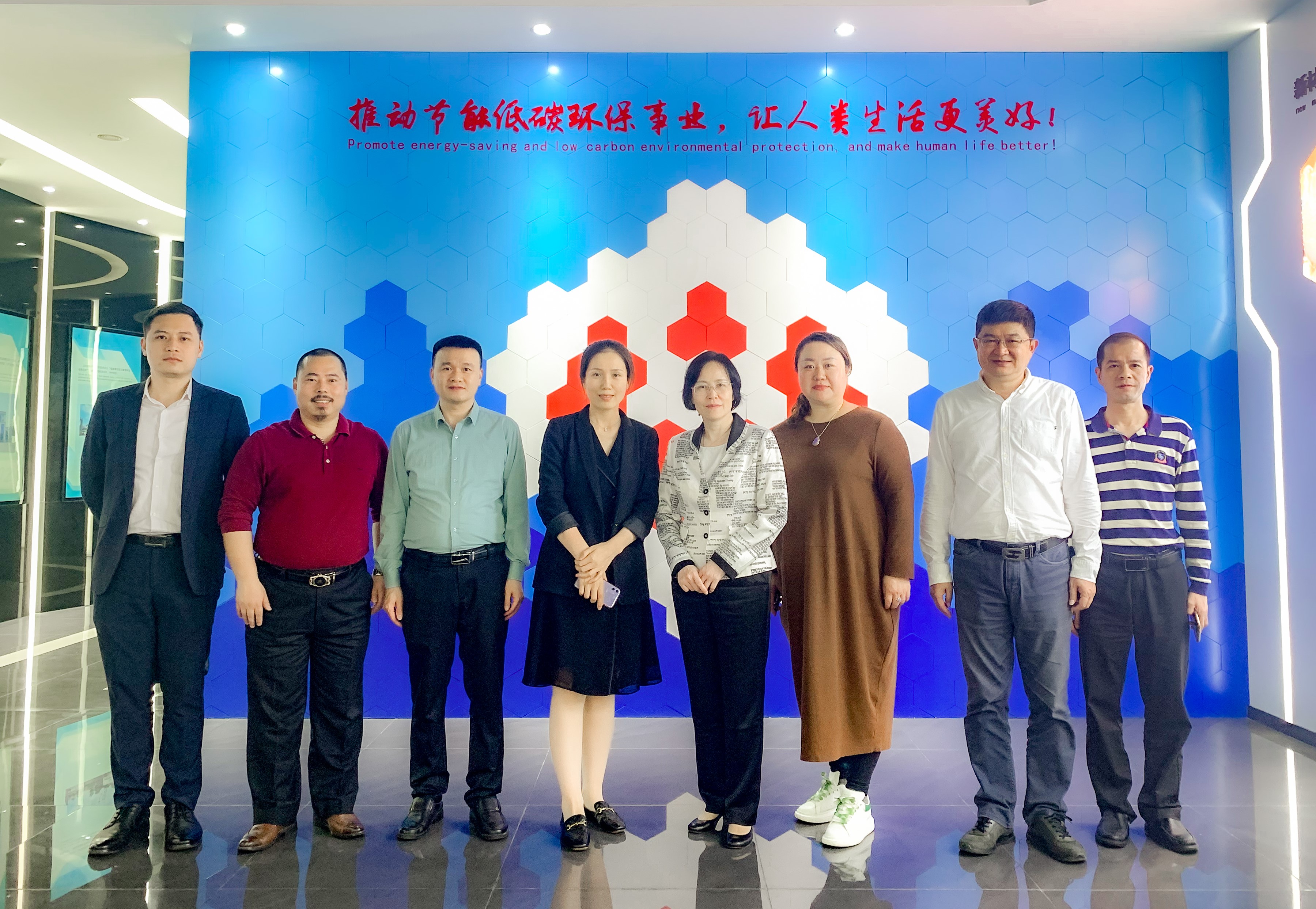 東莞市臺(tái)港澳事務(wù)局黃慧紅局長(zhǎng)調(diào)研我司節(jié)能低碳環(huán)保新材料產(chǎn)業(yè)